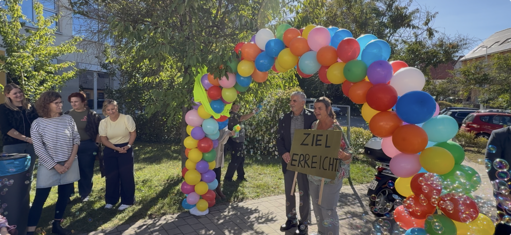 Herbert und Karen Kreß bei ihrer Verabschiedung unter einem bunten Luftballonbogen