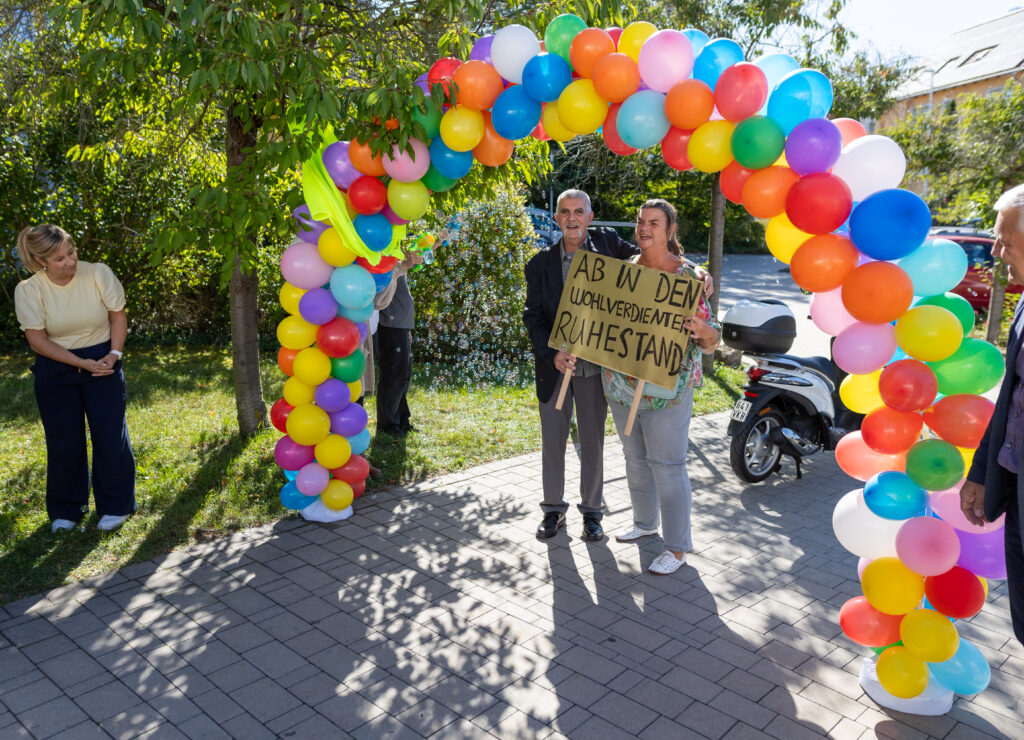 Ab in den Ruhestand: Abschied unter dem bunten Luftballonbogen