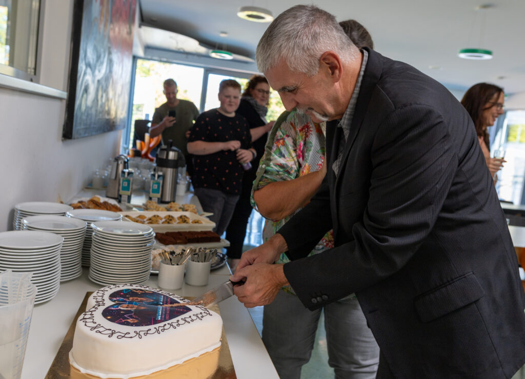 Gemeinsames Anschneiden der Torte