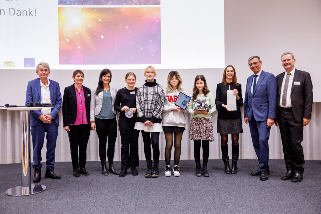 Gruppe bei der Preisverleihung mit Auszeichnung und einem Robotikmodell