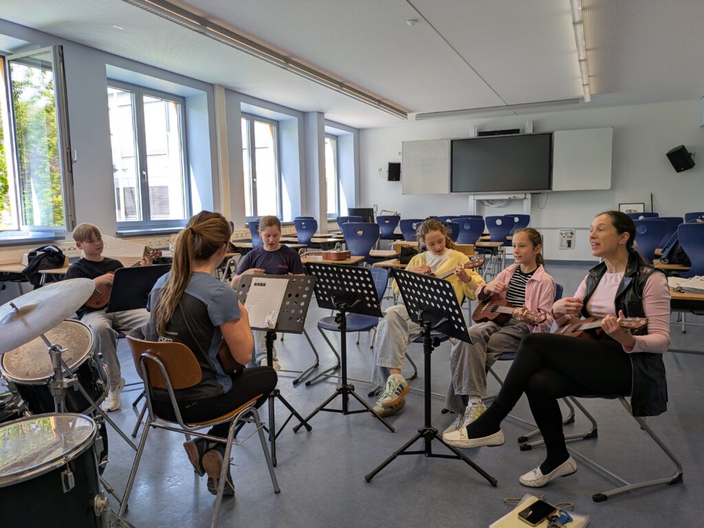 Gemeinsames Musizieren in der Ukulelen-AG