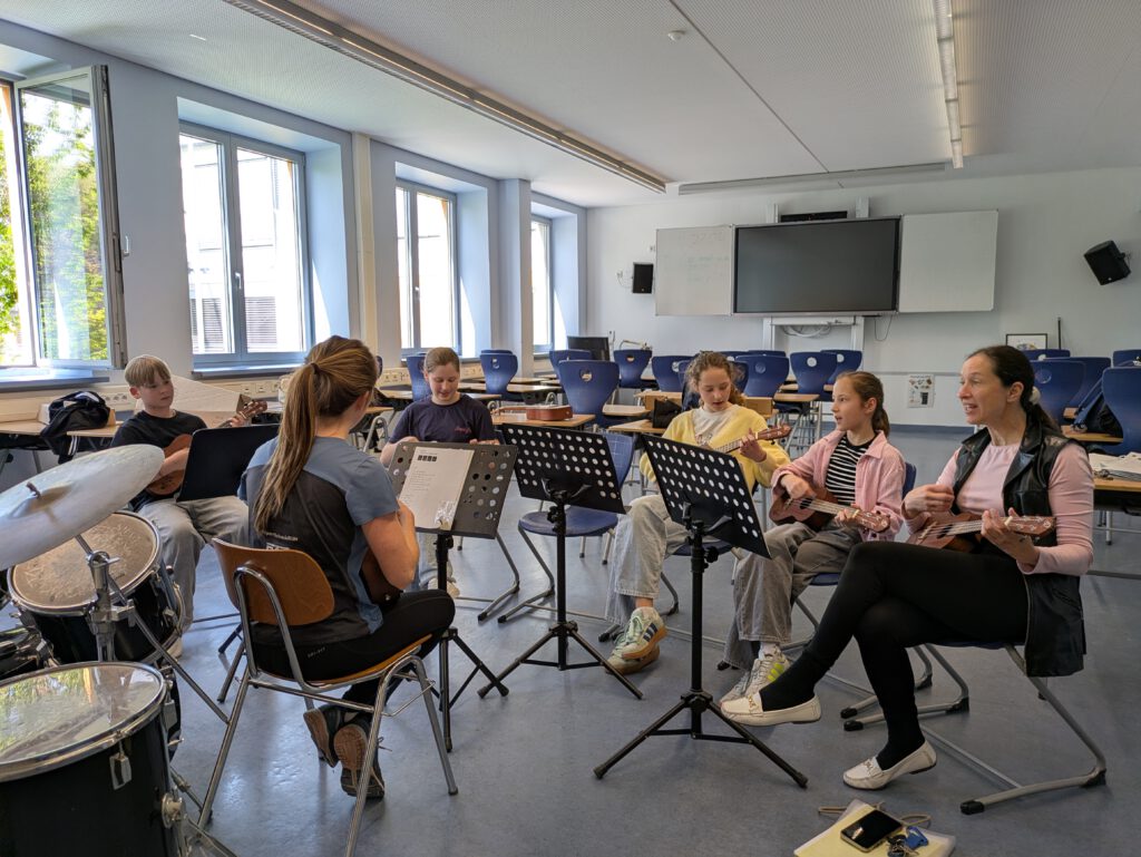 Die Ukulelengruppe bei der Probe im Musikraum