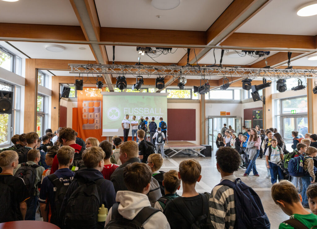 Großer Andrang bei der Autogrammstunde in der Aula