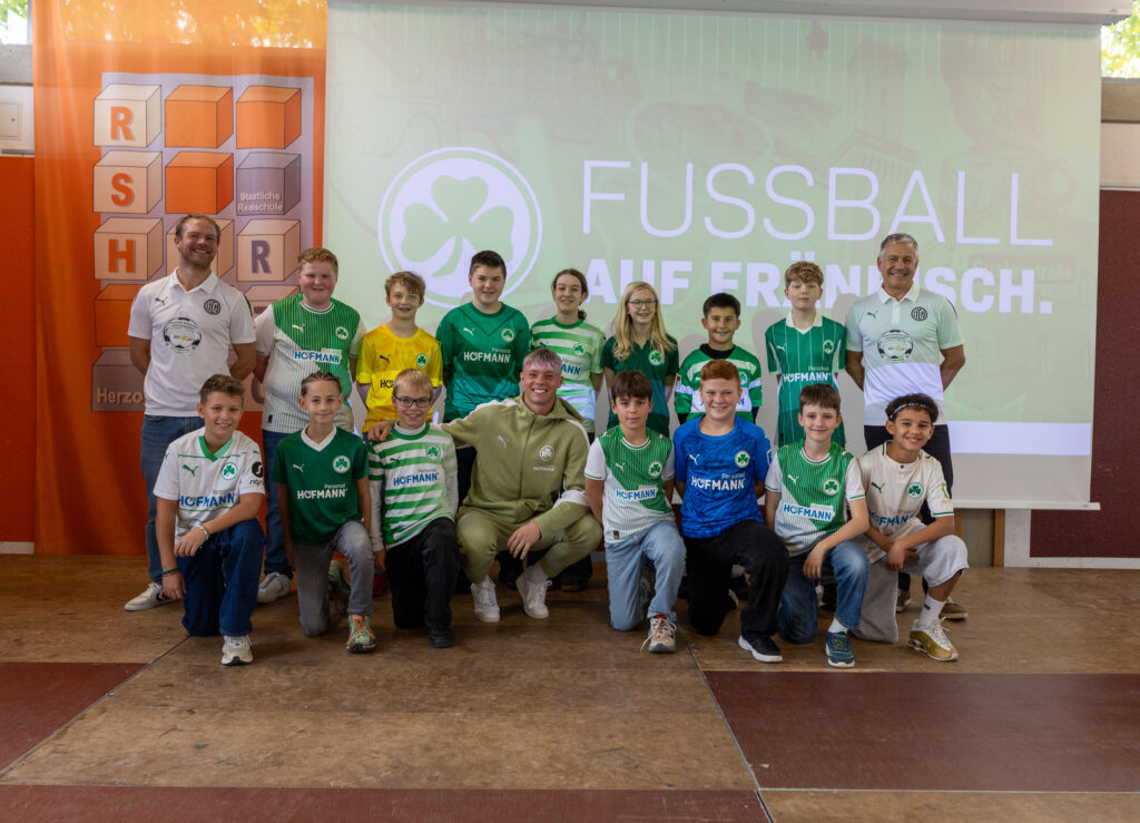 Gemeinsames Foto mit Florian Hellstern und Schülerinnen und Schülern in Fürth-Trikots
